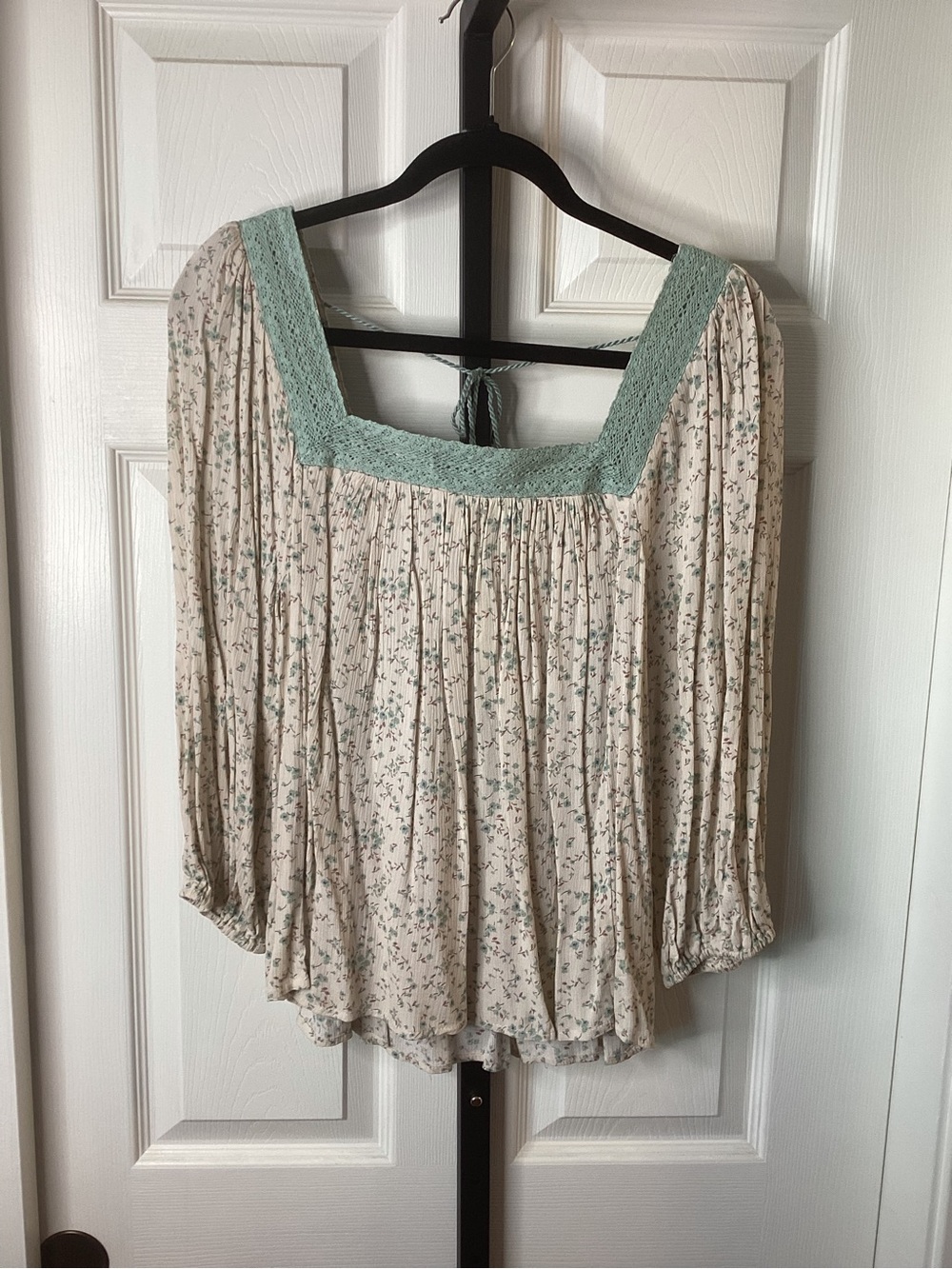 Hem & Thread Cream Floral Blouse with Crochet Square Neckline, size Medium, NWT